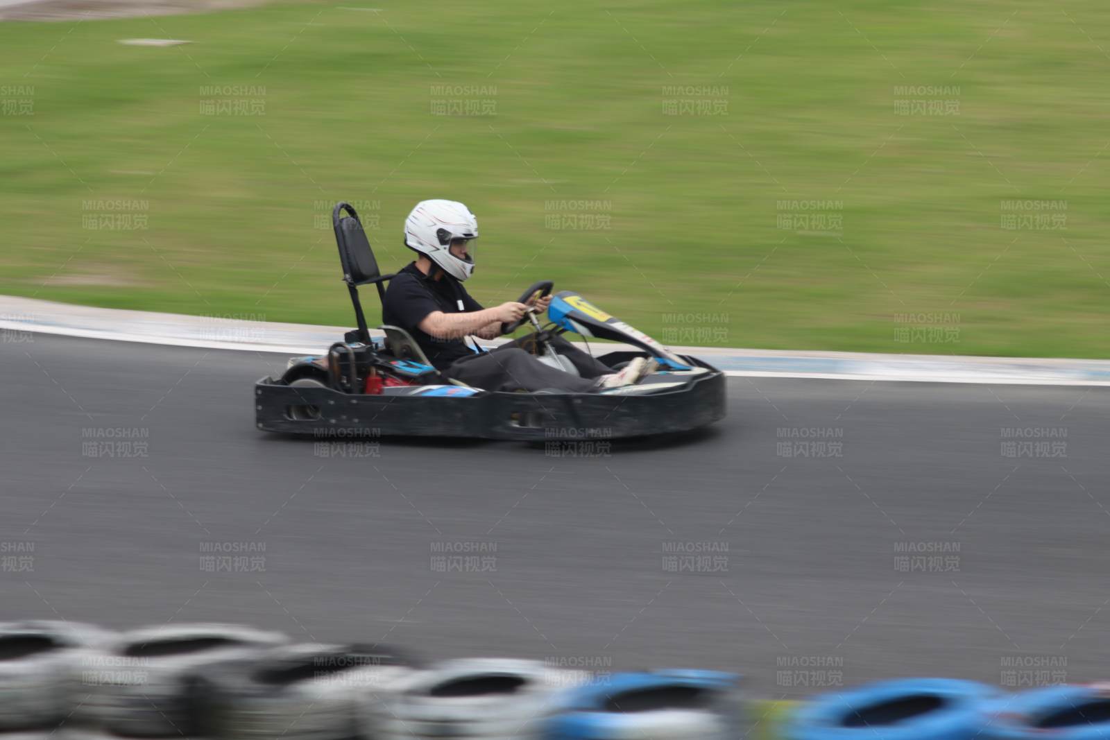 卡丁车赛道上的速度与激情图片