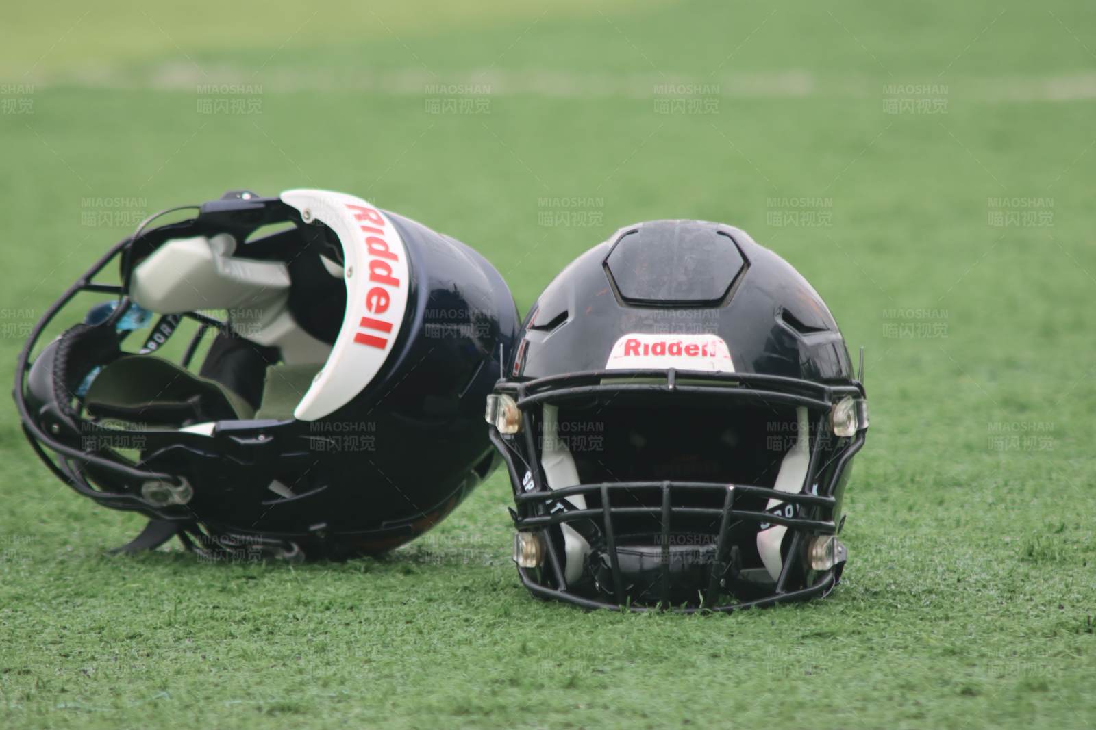 橄榄球头盔草地特写图片