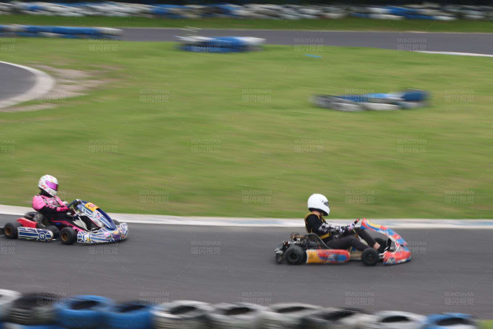卡丁车赛道上的速度竞赛图片