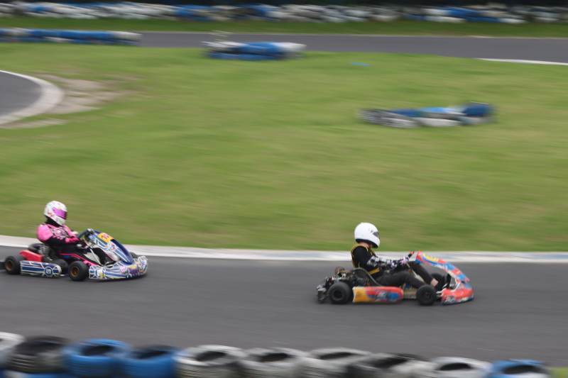 卡丁车赛道上的速度竞赛图片