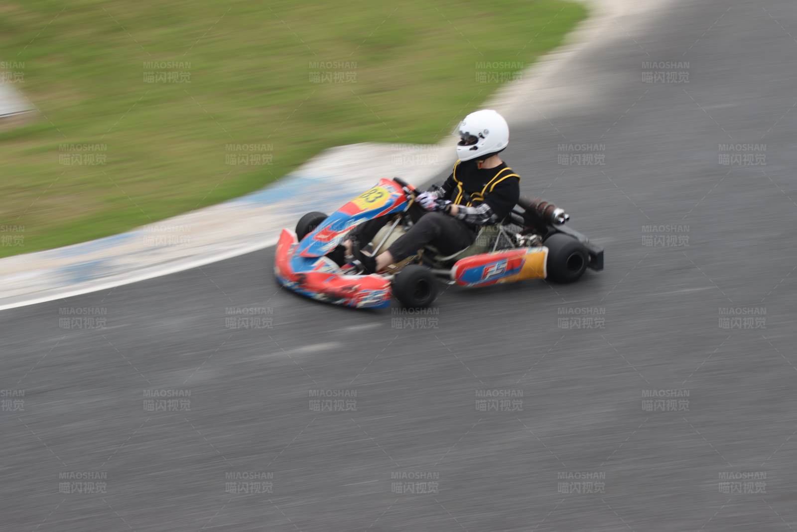 卡丁车赛道上的速度与激情图片