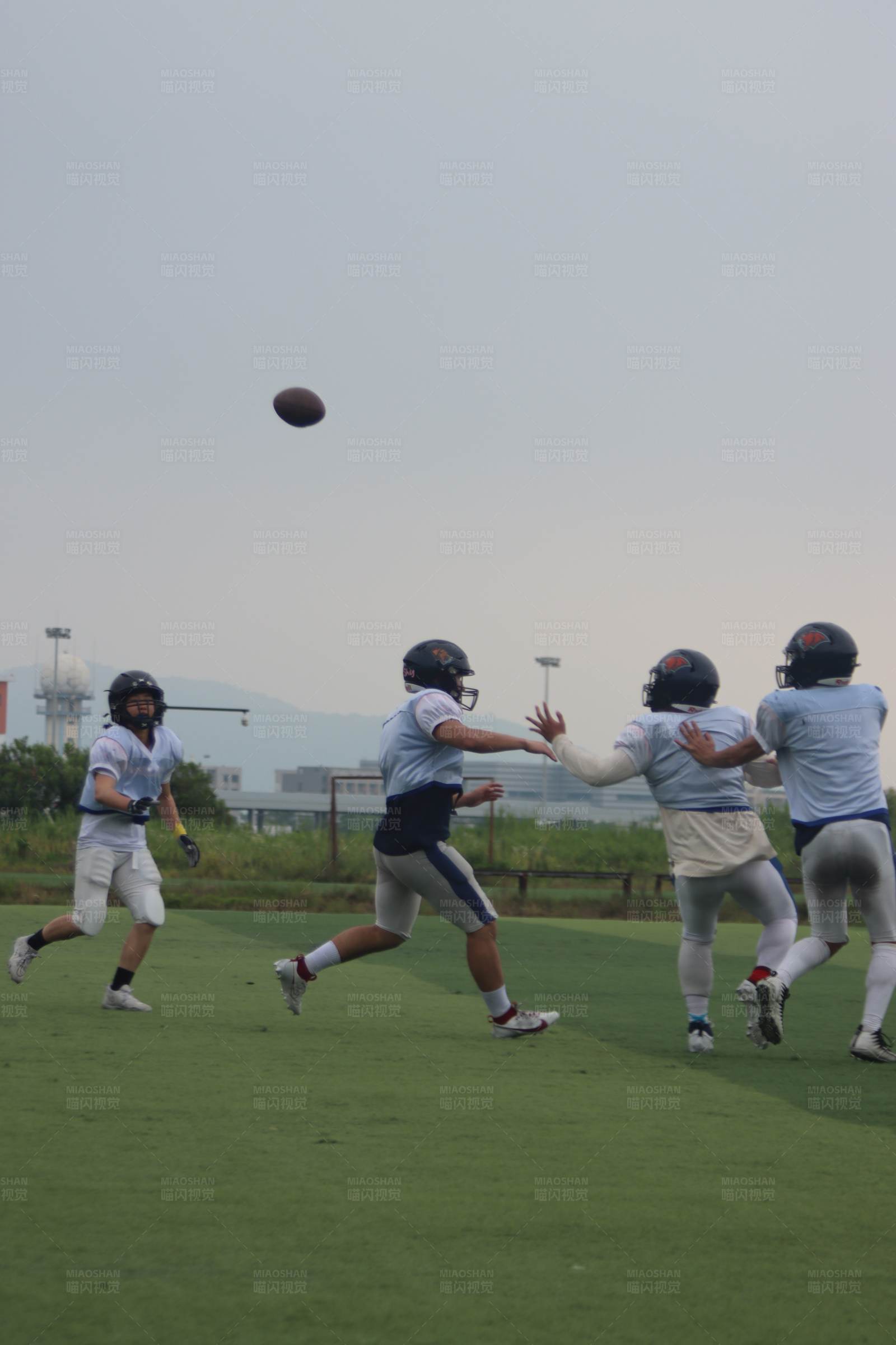 橄榄球训练中的传球瞬间图片