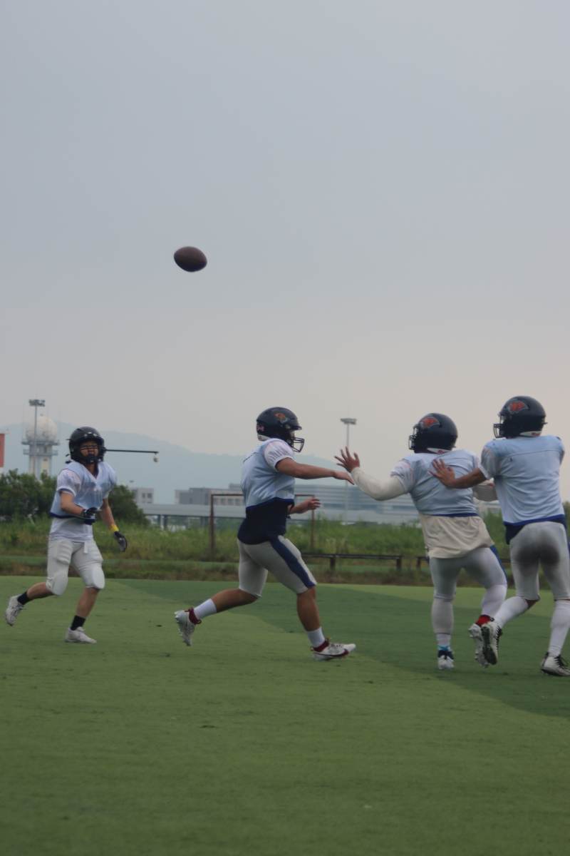 橄榄球训练中的传球瞬间图片