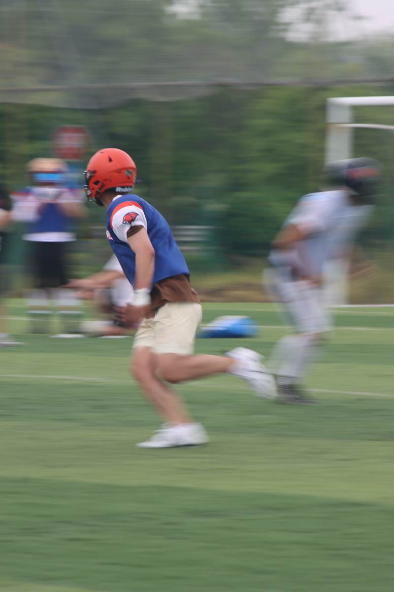 奔跑的橄榄球运动员图片