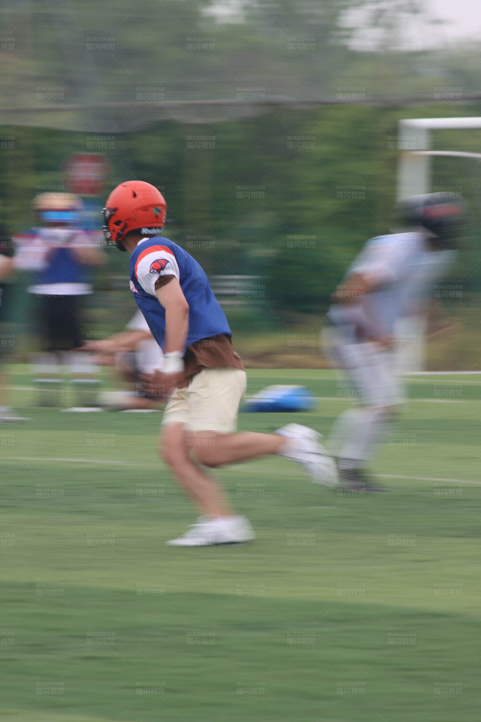 奔跑的橄榄球运动员图片