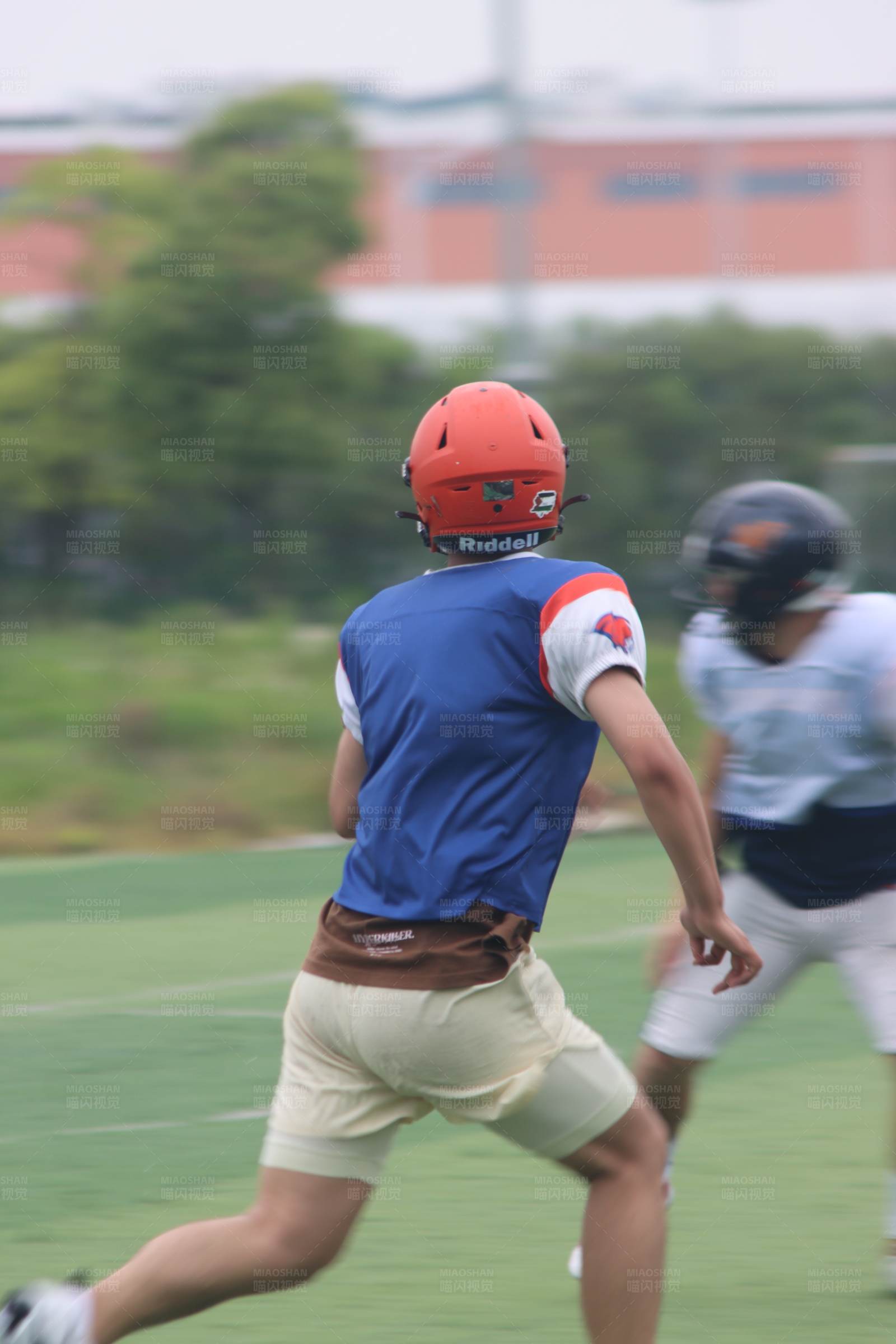 橄榄球训练中的奔跑者图片