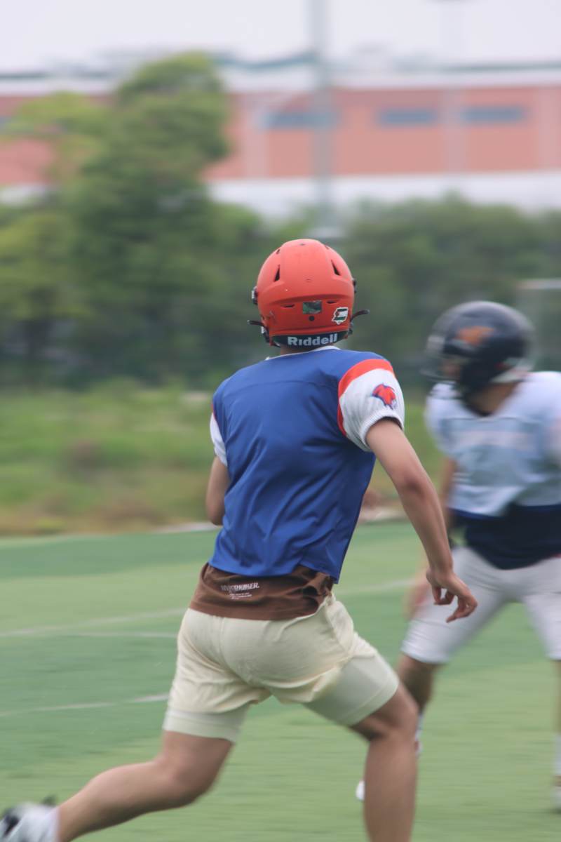 橄榄球训练中的奔跑者图片