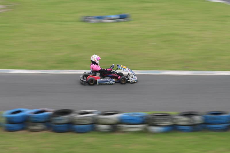 卡丁车赛道上的速度与激情图片