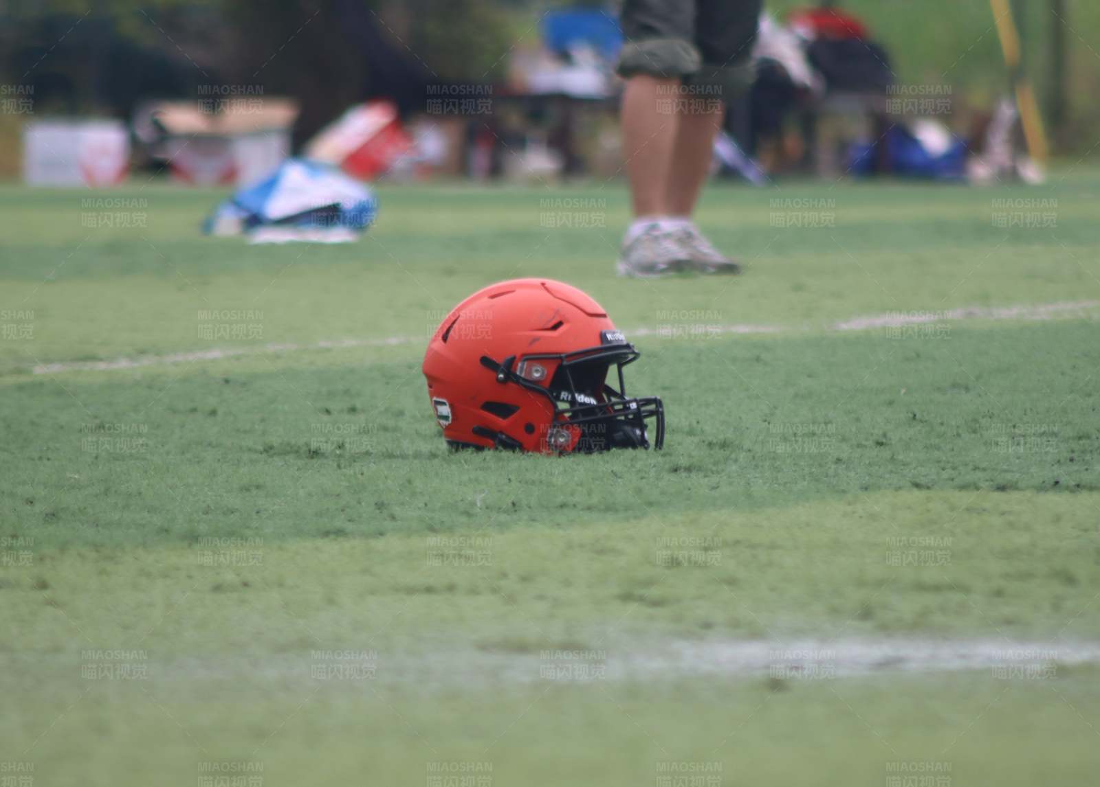 球场上的孤独头盔图片