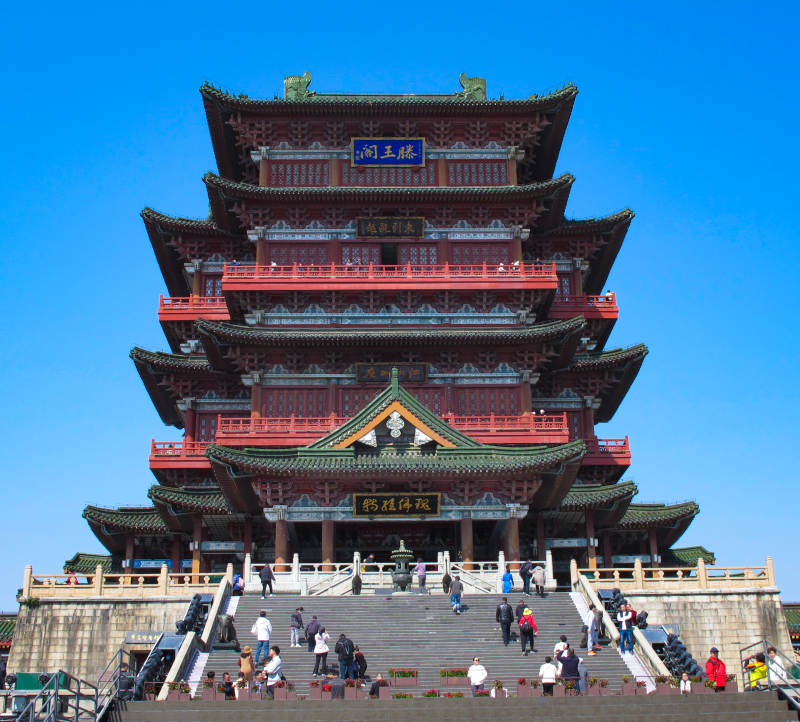 巍峨古塔映蓝天图片