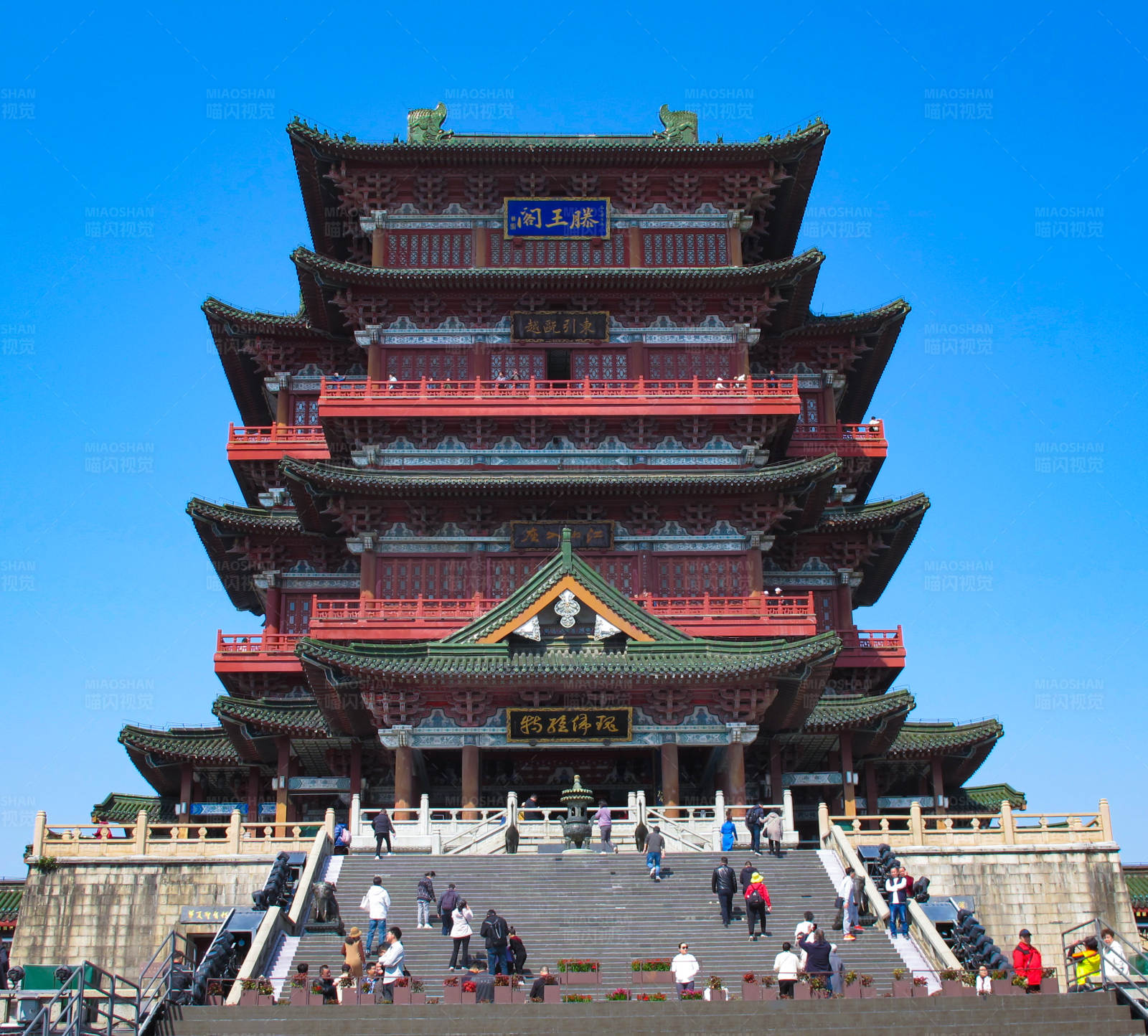 巍峨古塔映蓝天图片