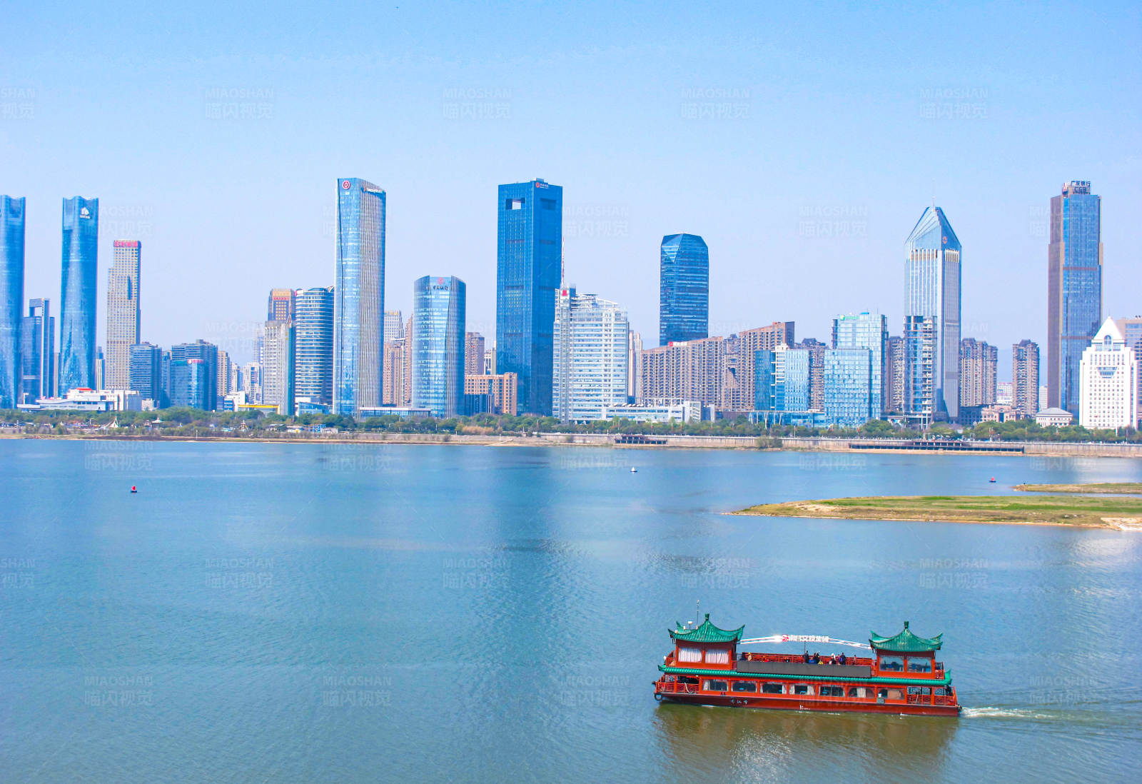 江畔城市天际线图片