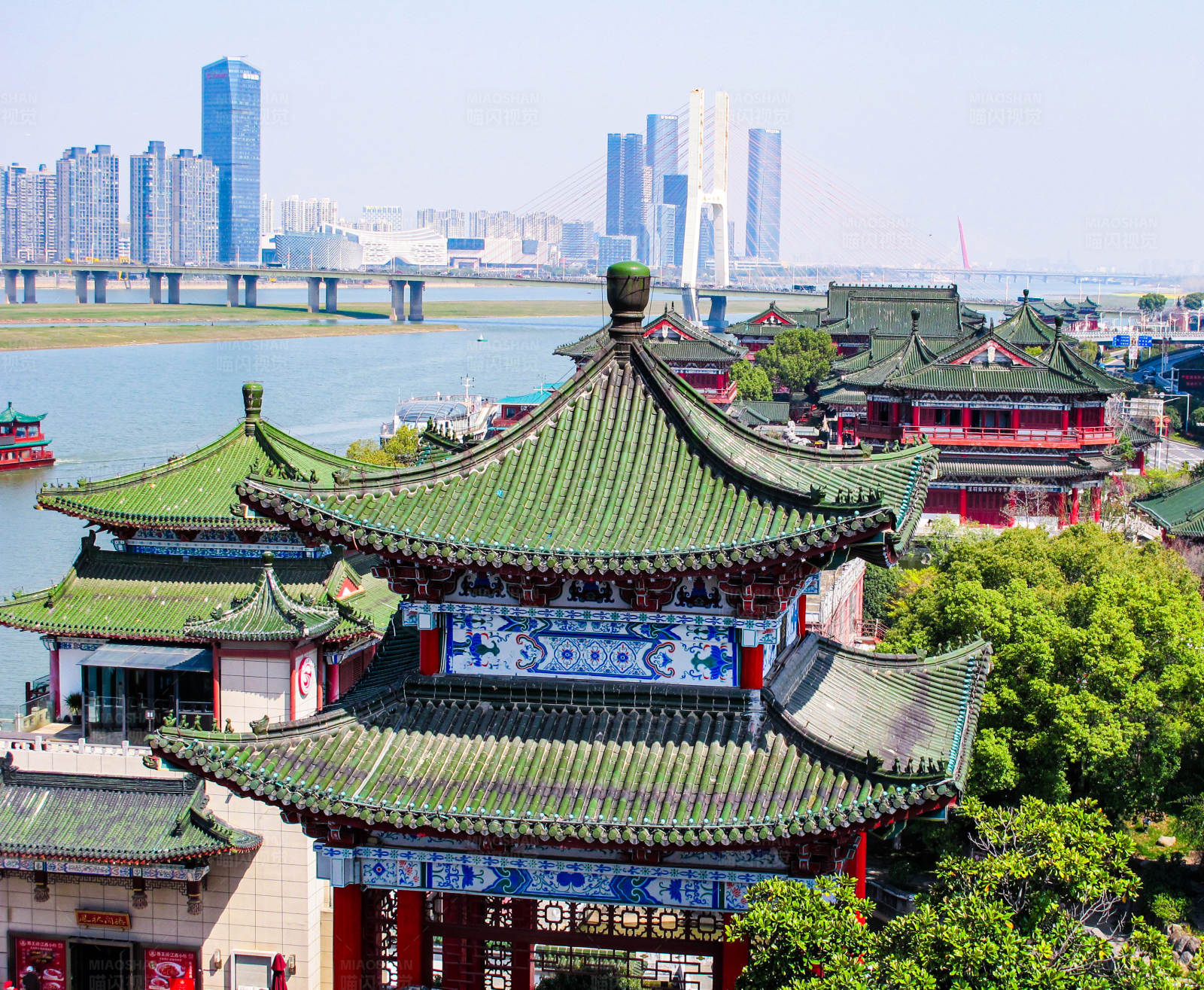 滕王阁与八一大桥的对比图片