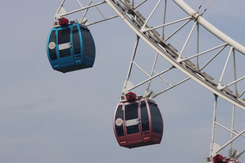 摩天轮上的蓝色与红色图片