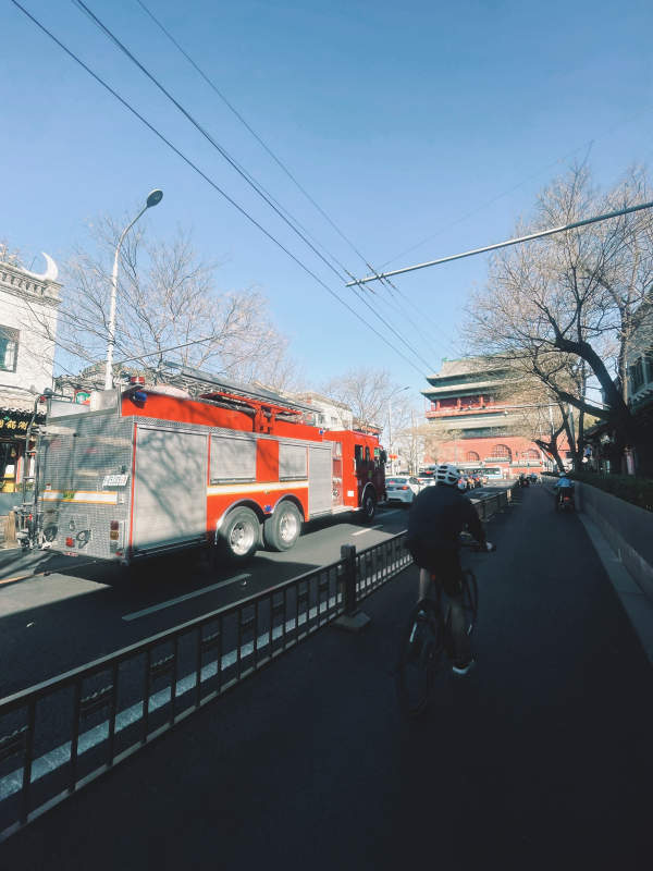 消防车驶向北京鼓楼图片
