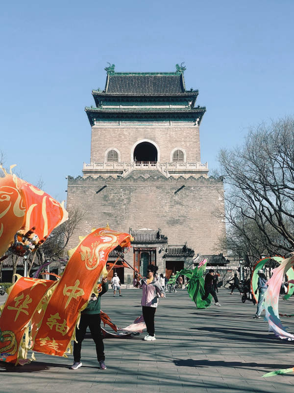 广场风筝舞 古塔映蓝天图片