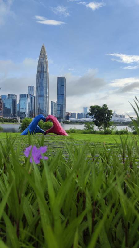 城市绿地与雕塑图片