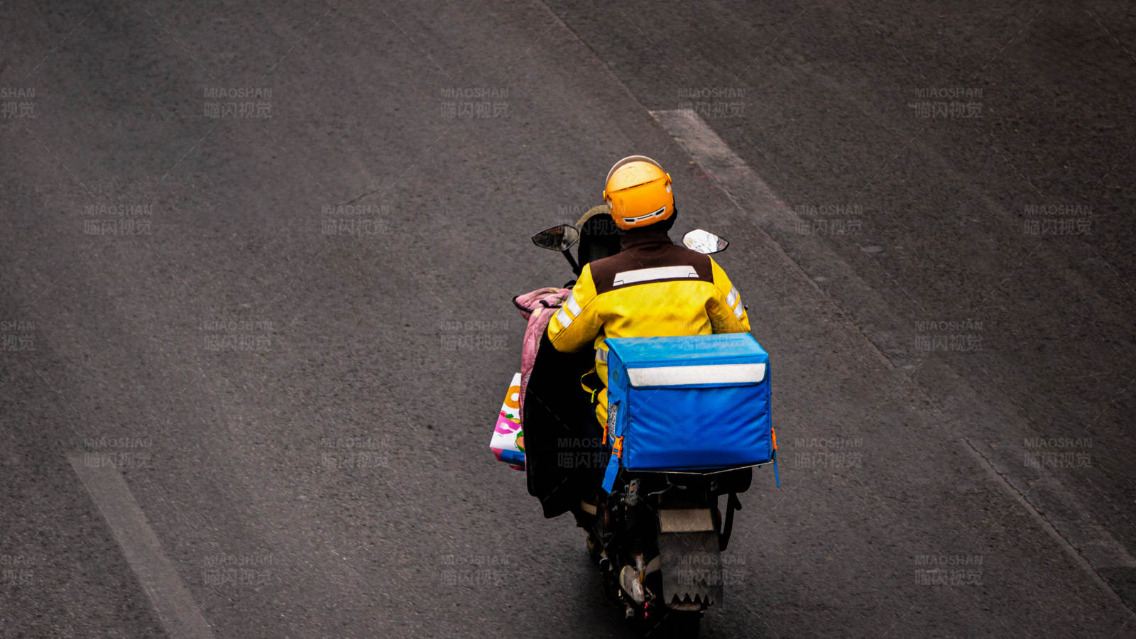 外卖骑手送餐途中图片