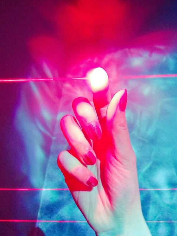 霓虹光影中的手图片