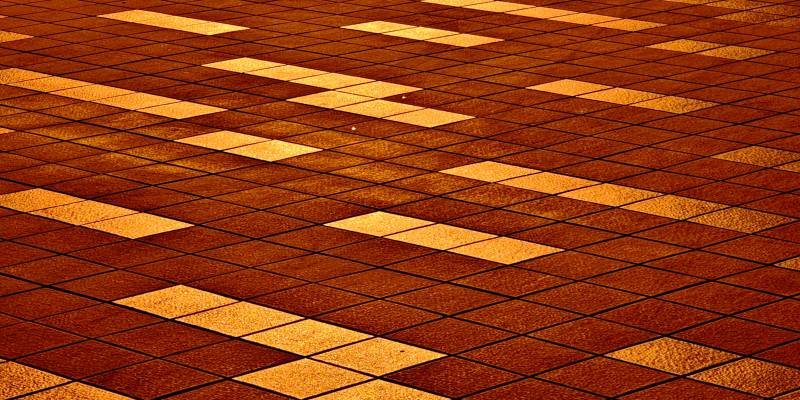 夕阳下的砖石路面图片