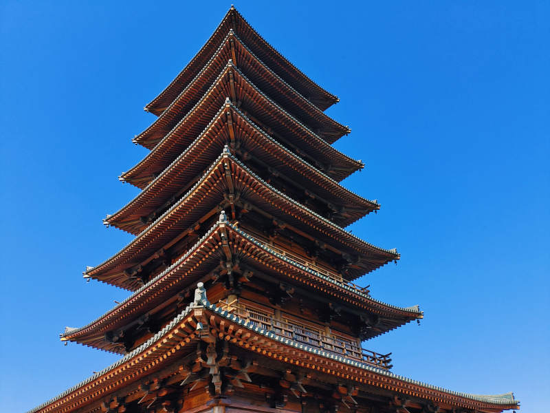 古塔耸立蓝天图片