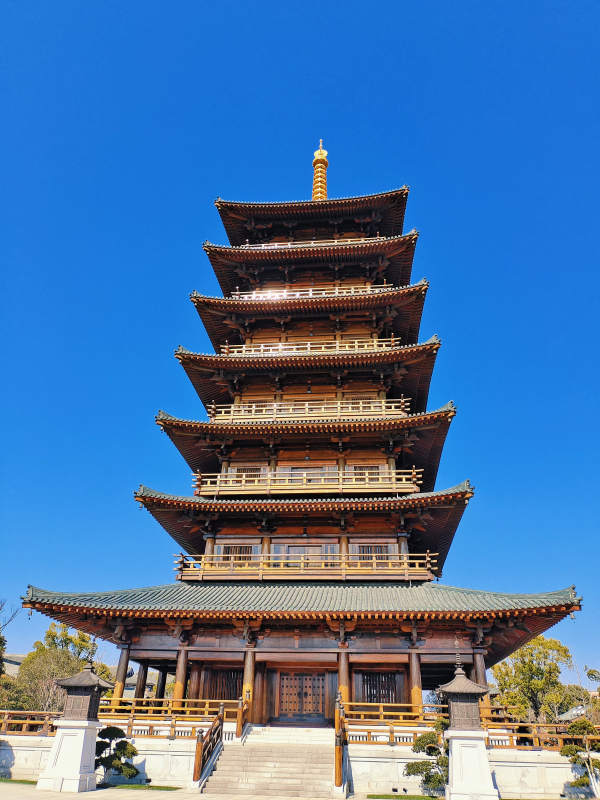 古塔巍峨 蓝天映衬图片