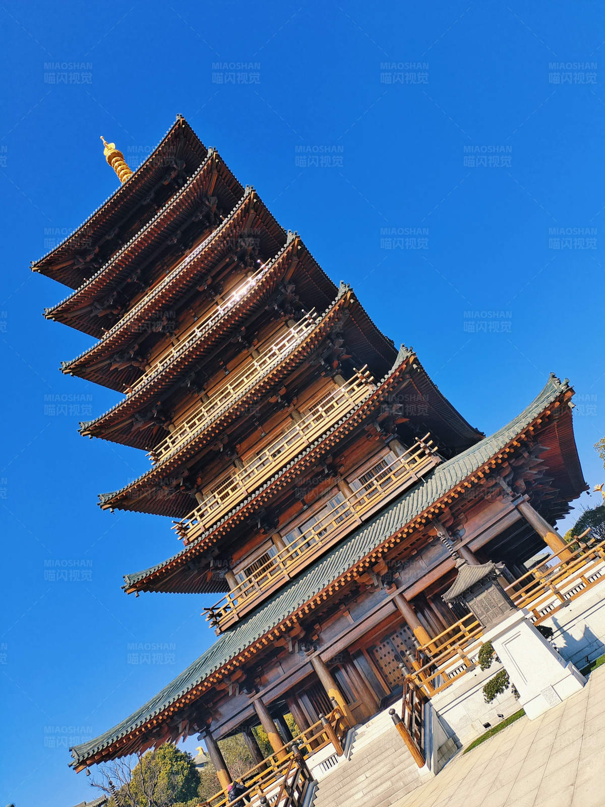 古塔巍峨映蓝天图片