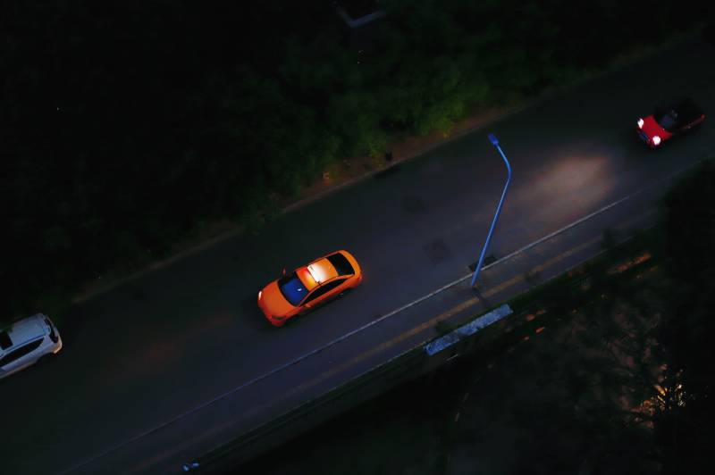 夜间路上的汽车图片