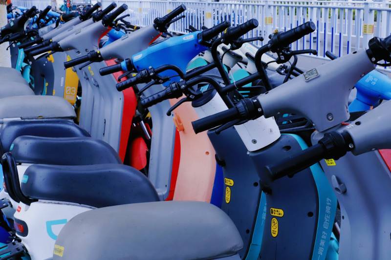 共享电动滑板车停放图片