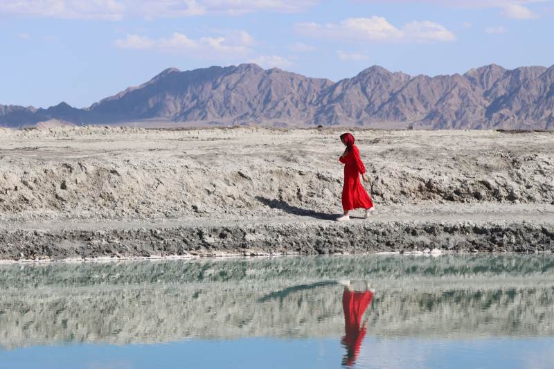 茶卡盐湖红衣行者 镜湖映山图片