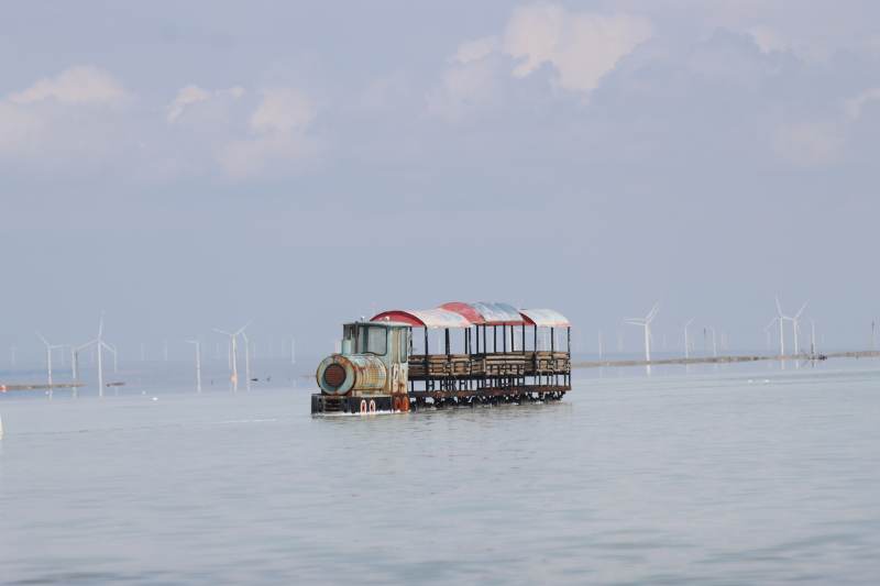 茶卡盐湖列车与风车图片