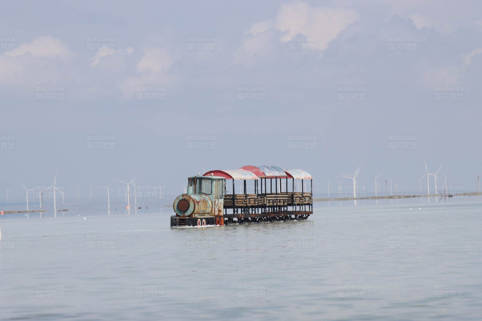 茶卡盐湖列车与风车图片