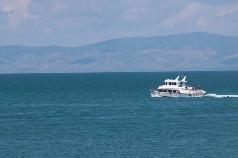 青海湖上游船图片