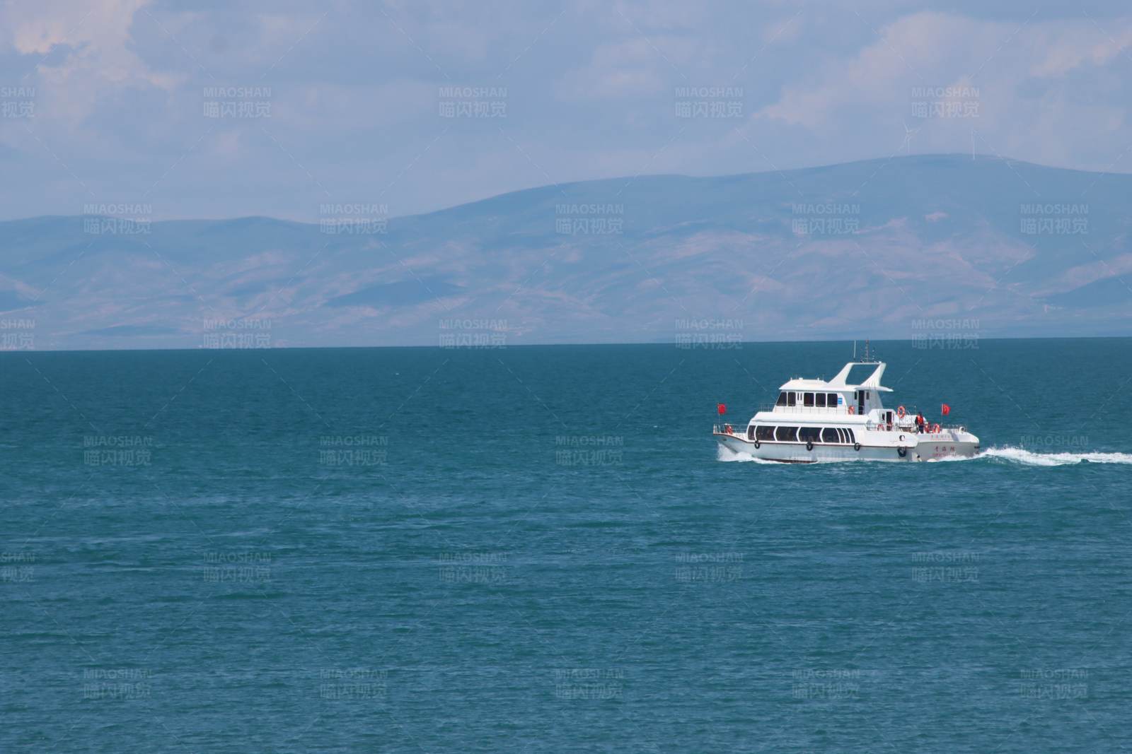 青海湖上游船图片