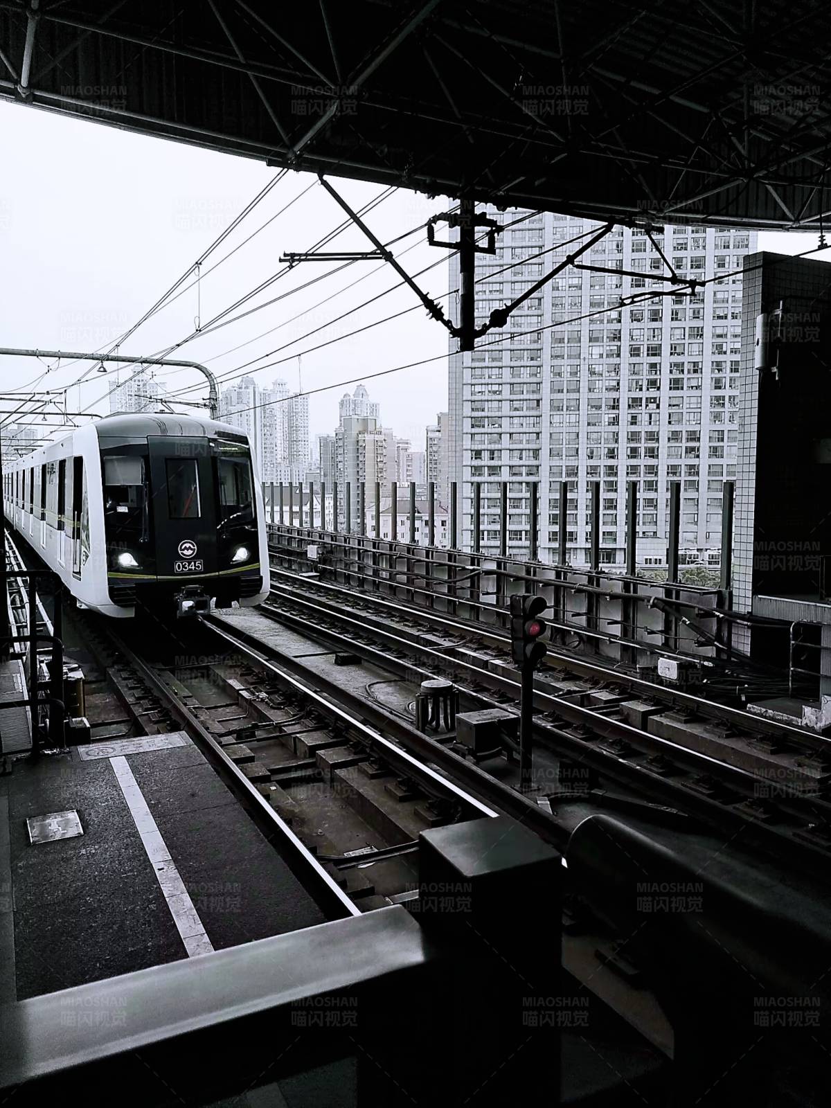 城市轨道上的列车图片