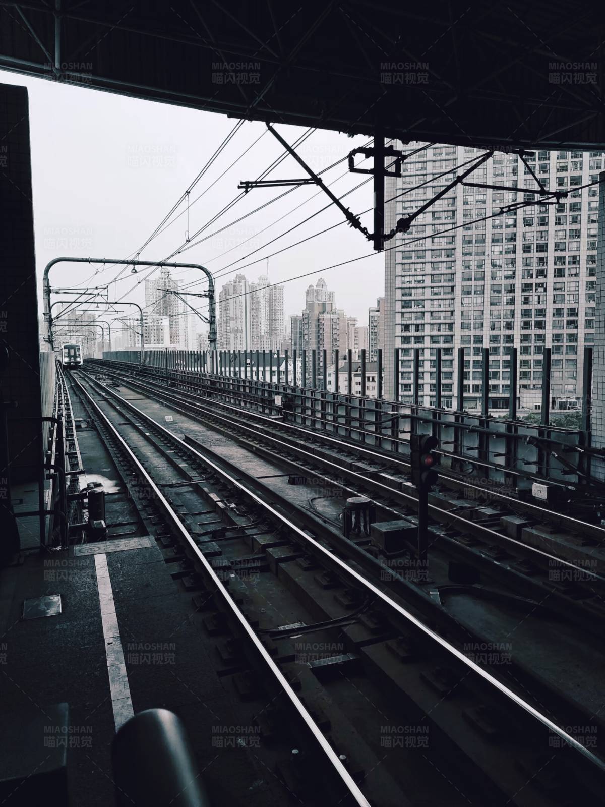 城市铁轨上的清晨图片