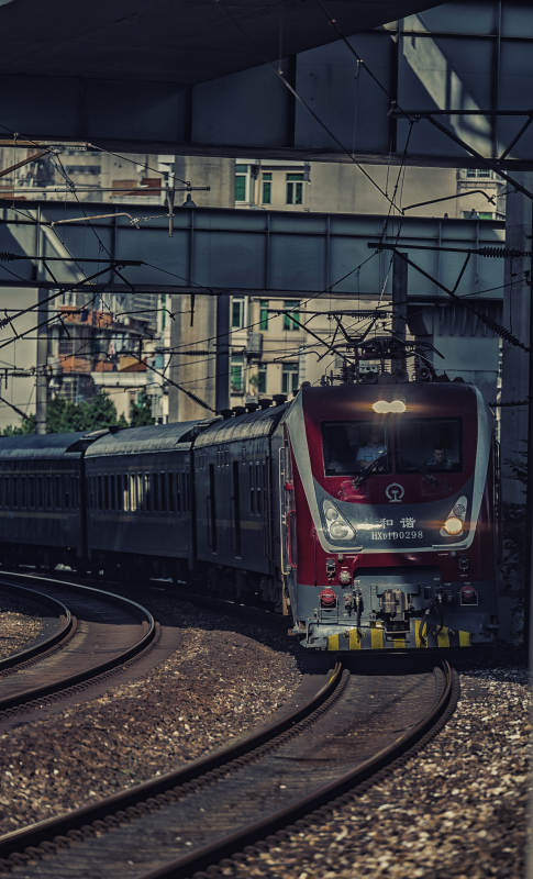 城市铁路列车穿行图片