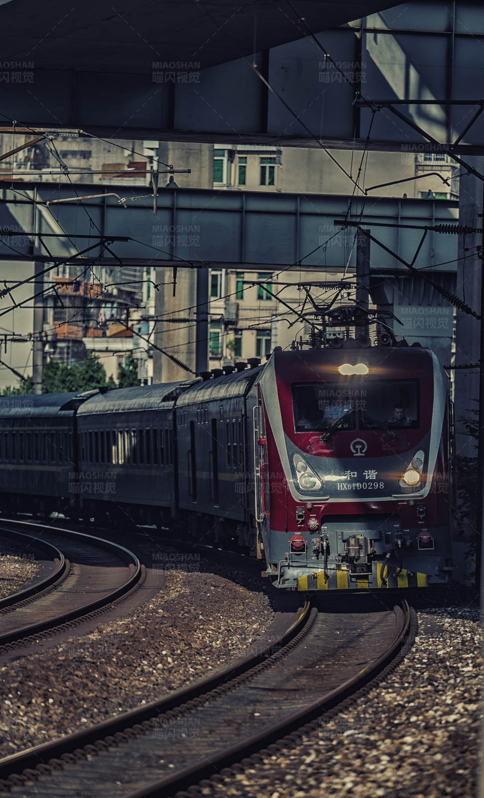 城市铁路列车穿行图片