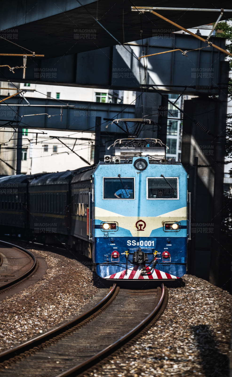 蓝色列车驶来图片