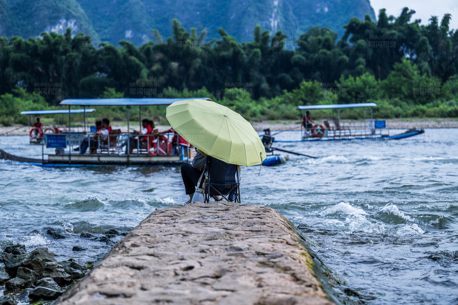 江边撑伞观船行图片