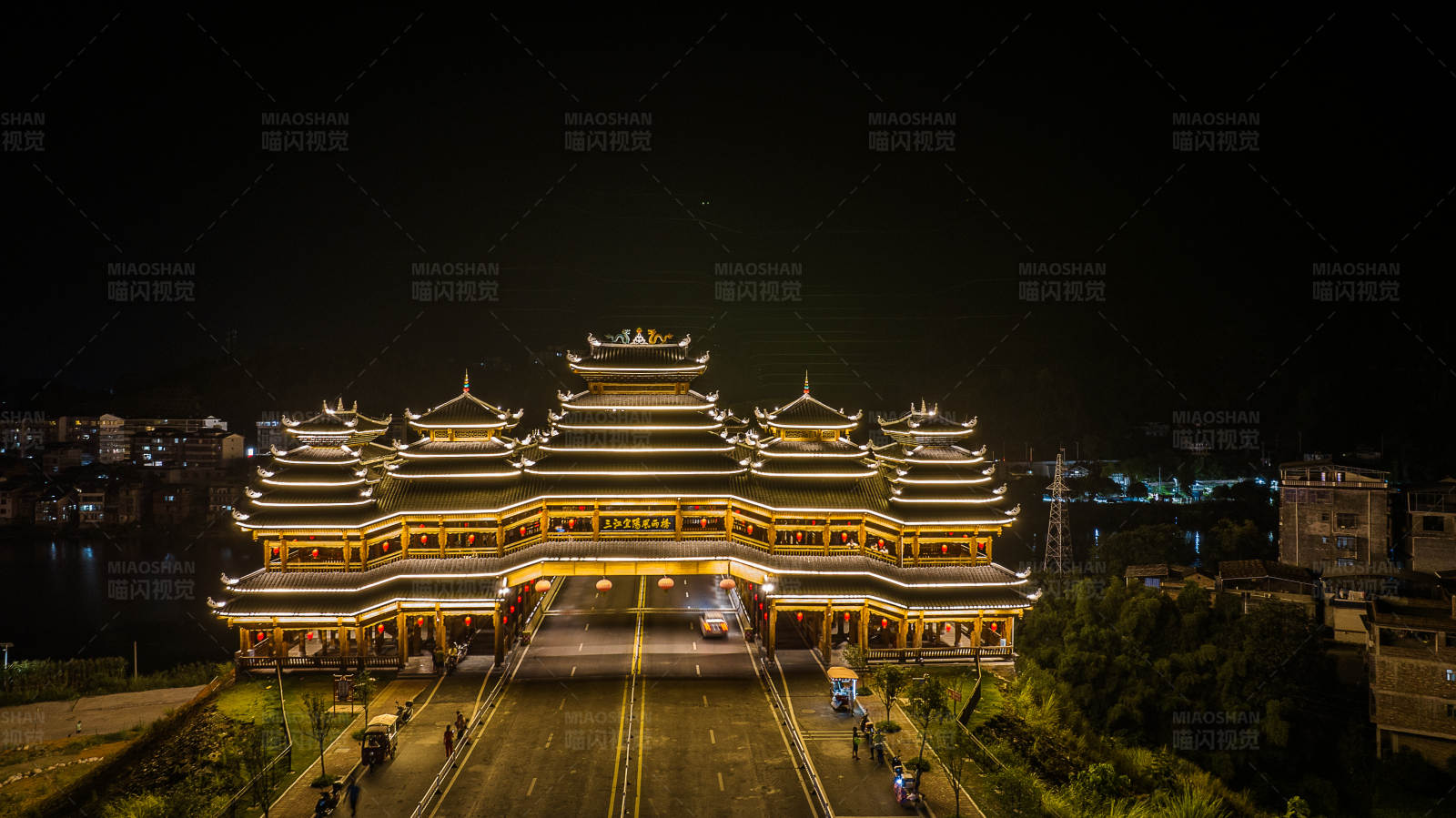 夜色中的宏伟古建筑图片