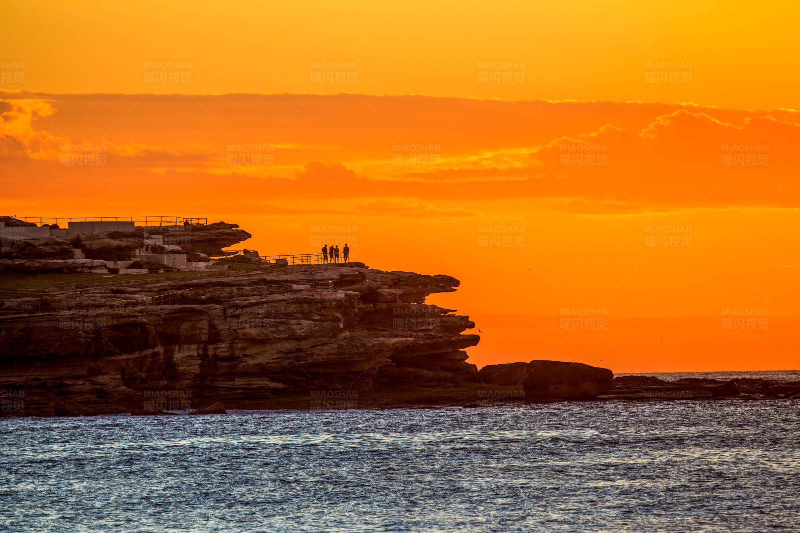 夕阳下的海岸漫步图片