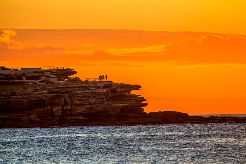 夕阳下的海岸漫步图片
