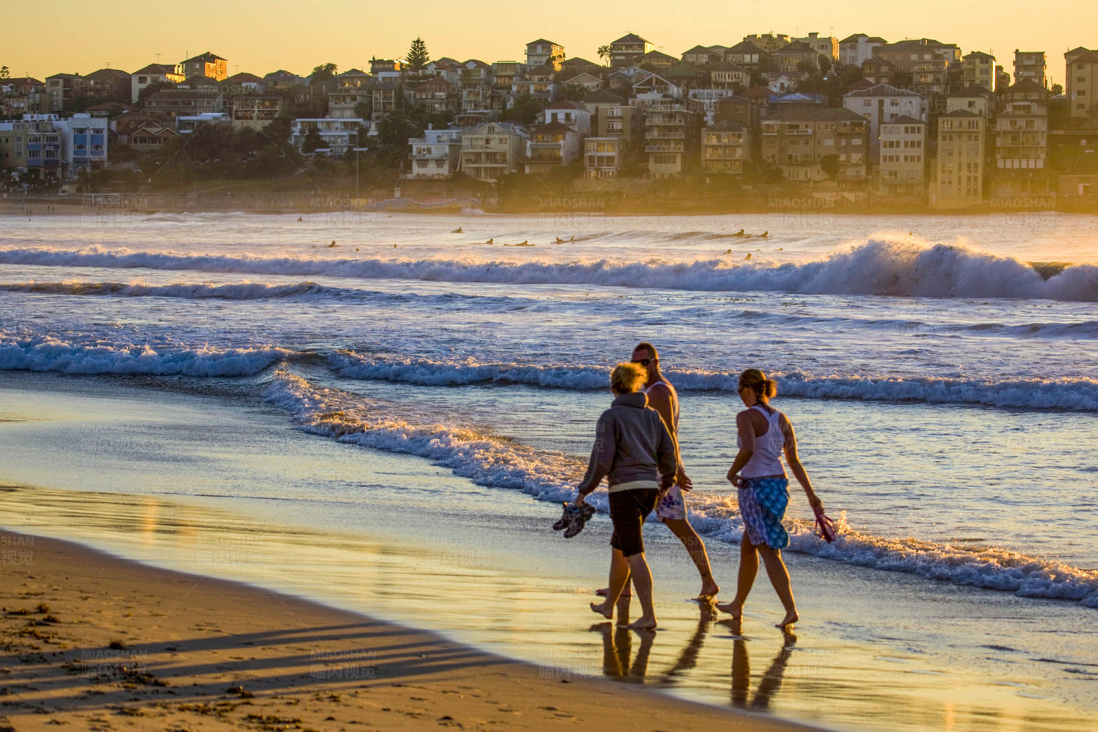 夕阳下的海滩漫步图片