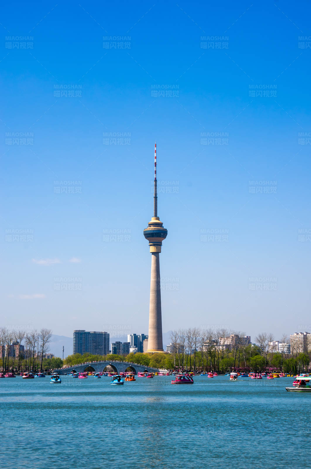 北京中央电视塔与湖面图片