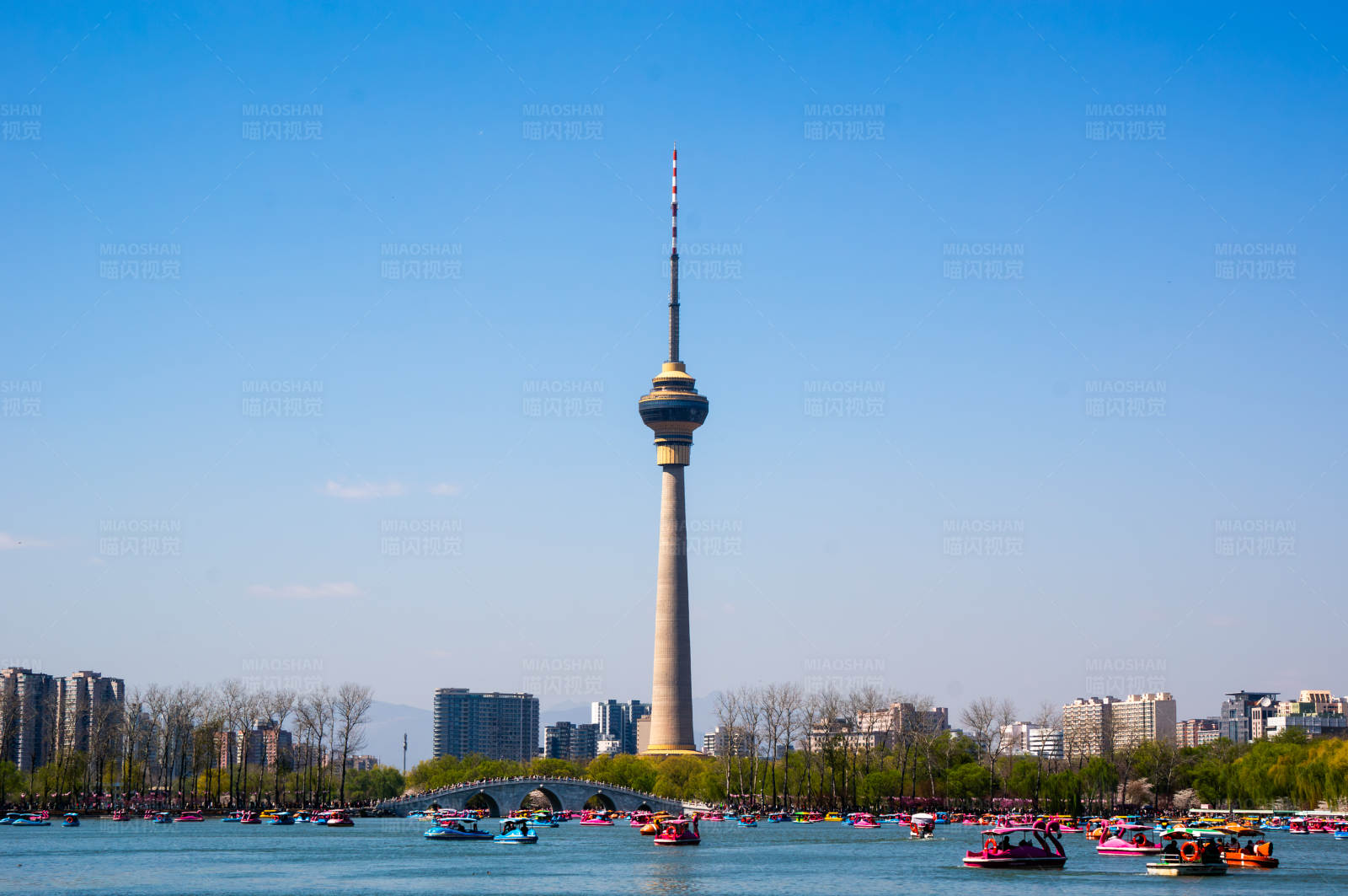 北京中央电视塔和游船图片