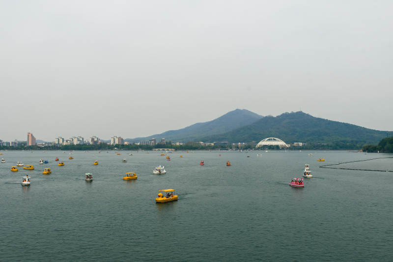 南京玄武湖 湖面游船图片