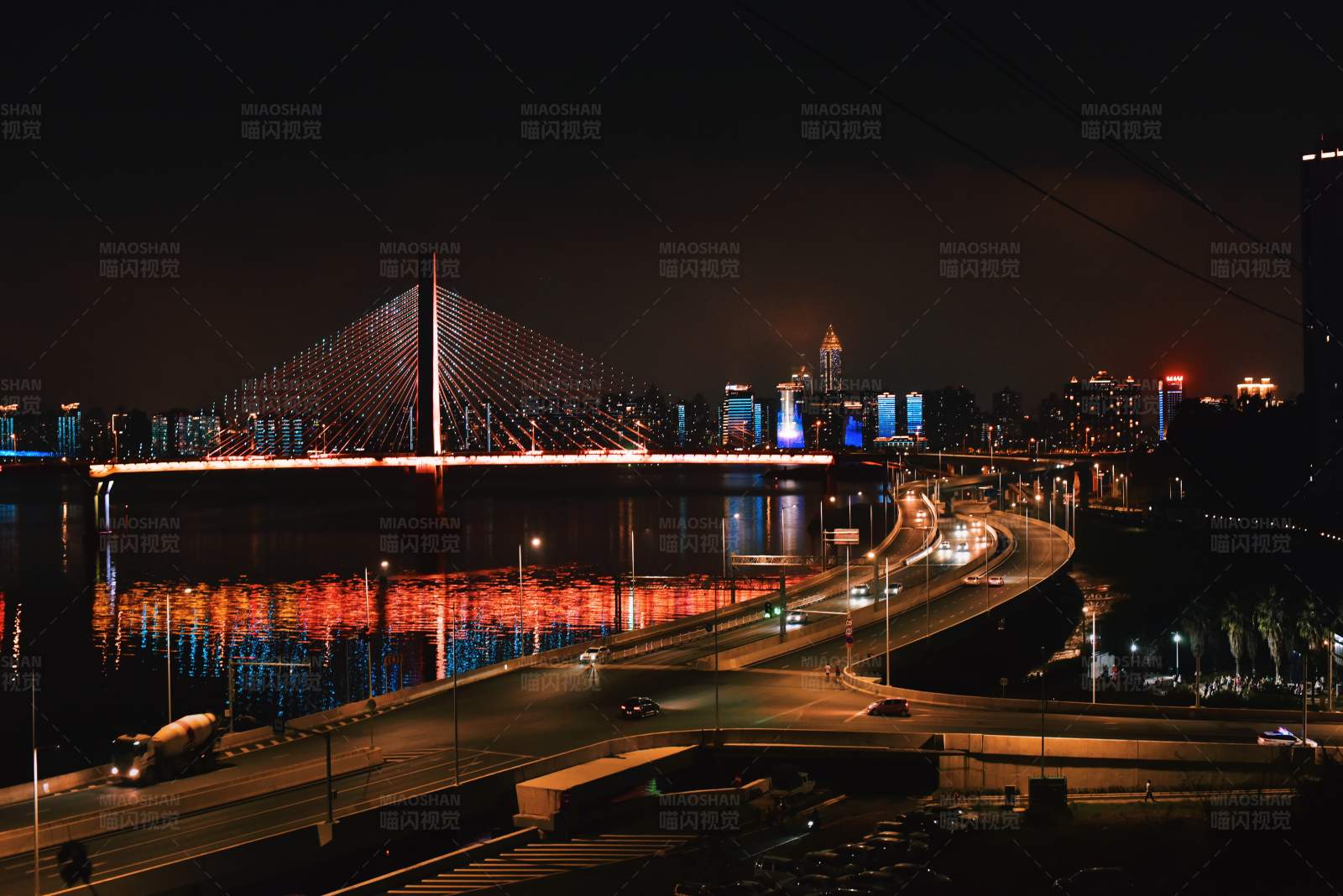夜色中的城市桥梁图片