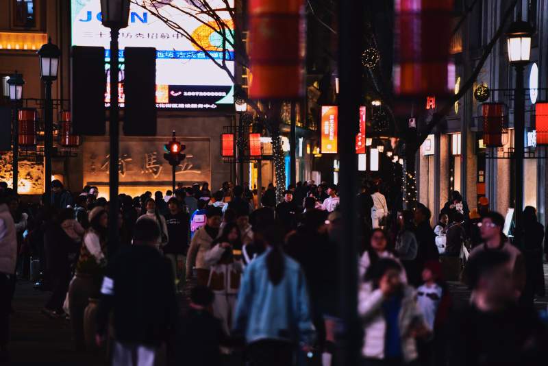 繁华夜景中的行人图片