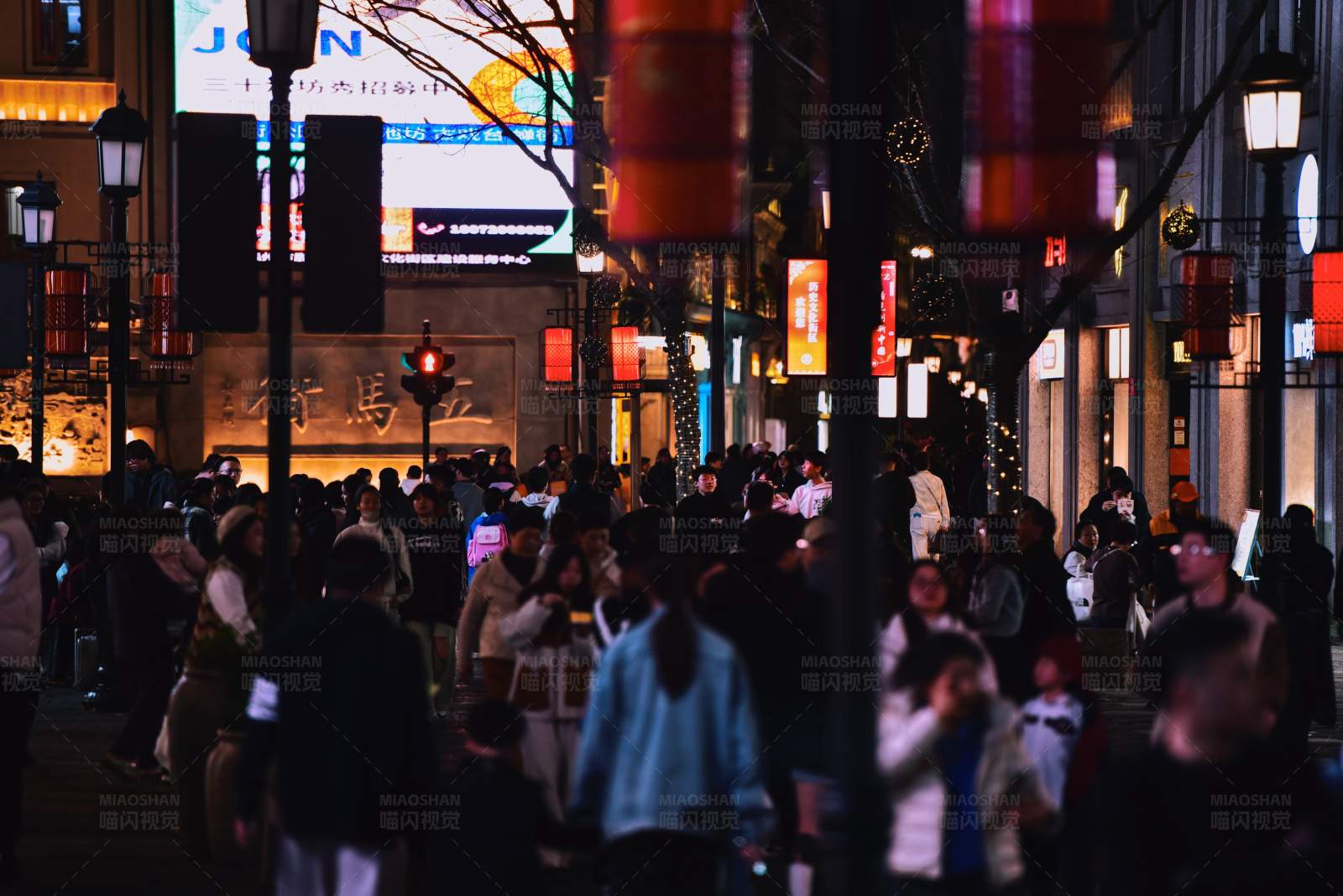 繁华夜景中的行人图片